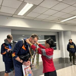 Naționala masculină a României, primită cu ghirlande în Filipine. Meciurile Campionatului Mondial vor fi în direct la TVR Sport 1 - FRVolei Jucatorii au fost primiti cu ghirlande la Manila, Filipine