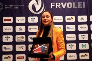 Diana Vereș, cu premiul primit pentru Voleibalista anului