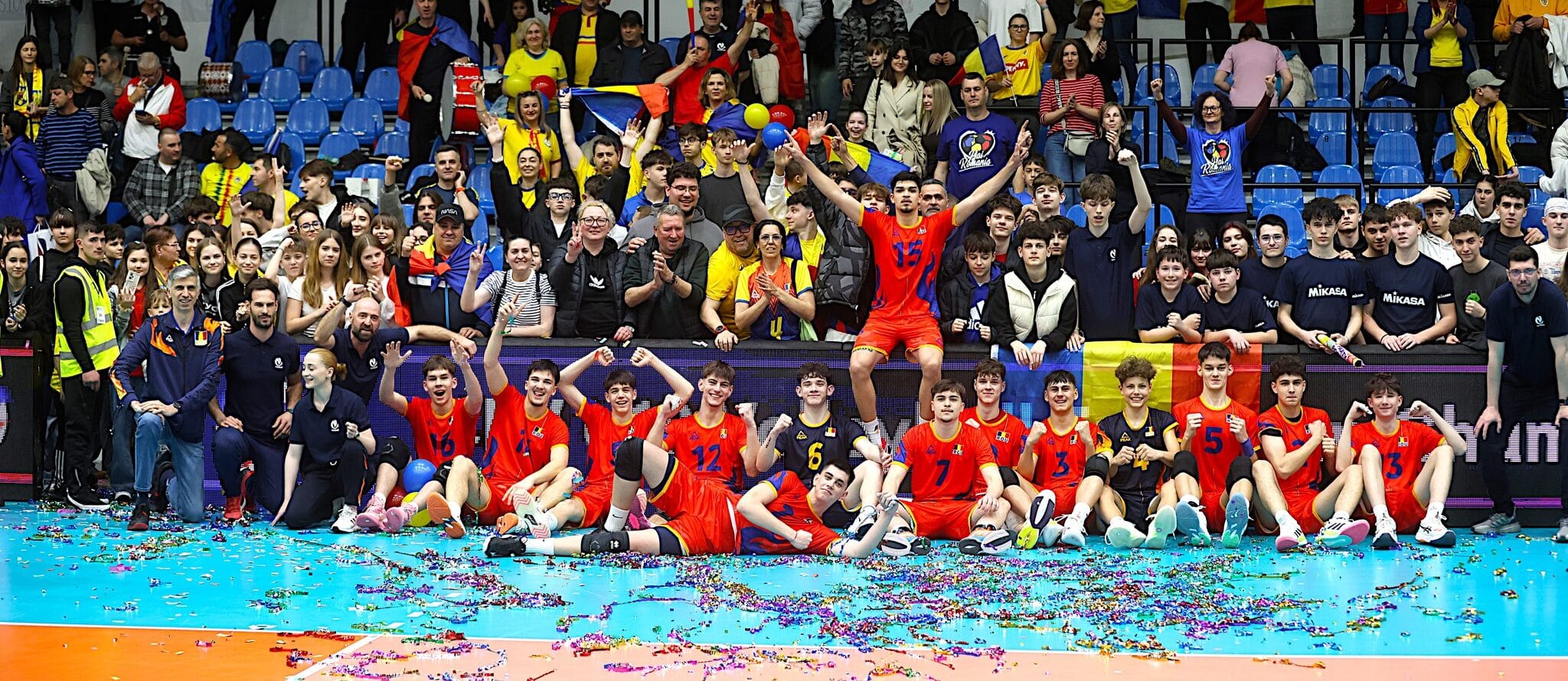 Nationala Romaniei si fanii - Foto Facebook FRV