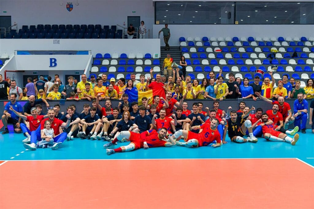 Nationala Romaniei alaturi de fani și componenții nationalei U18
