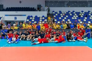 Nationala Romaniei alaturi de fani și componenții nationalei U18