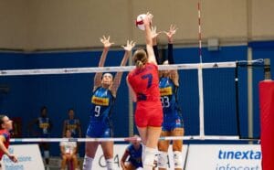 Naționala feminină a României a încheiat meciurile amicale înaintea Campionatului European 2 - FRVolei Iuna Zadorojnai în atac - pregatire Campionat European