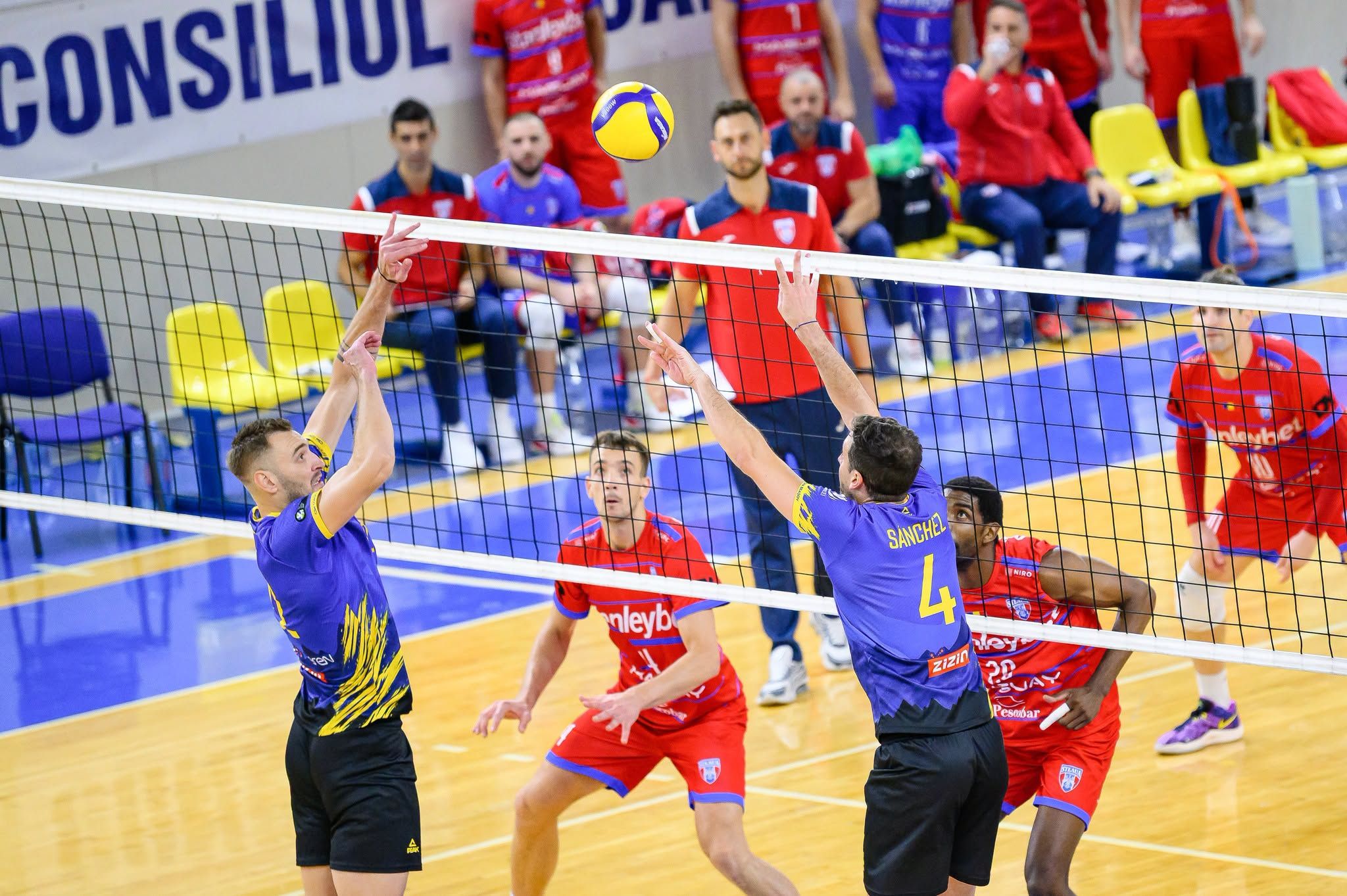 Federatia Romana de Volei 1 - FRVolei Corona Brasov a castigat in cinci seturi in fata Stelei